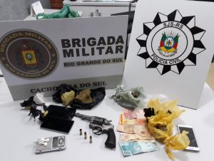 Tráfico no Bairro Carvalho: drogas, arma, jovem preso e menor liberado