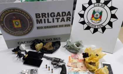 Tráfico no Bairro Carvalho: drogas, arma, jovem preso e menor liberado