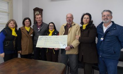 Casa da Amizade doa R$ 3 mil para o Hospital de Caridade