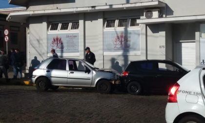 Acidente causa confusão na Rua 15 de Novembro