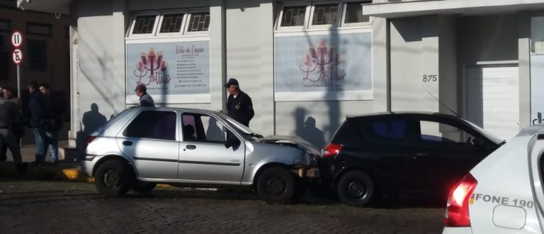 Acidente causa confusão na Rua 15 de Novembro