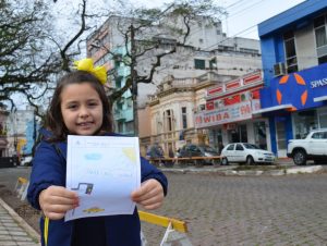 Motoristas ganham mensagens das crianças na Semana do Trânsito