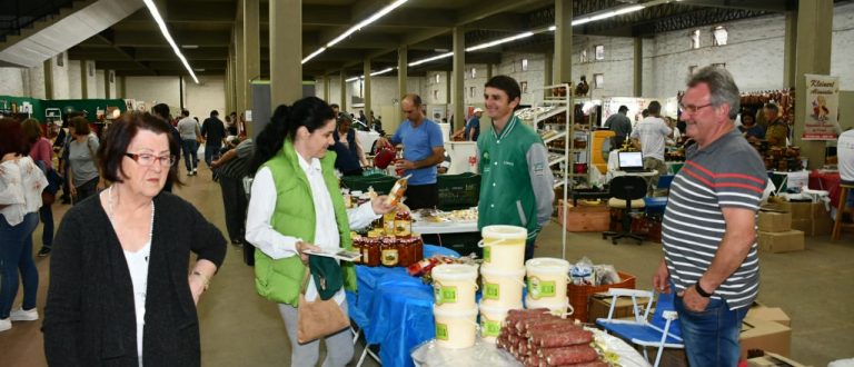 Feapec e Fenafest chamam atenção do público