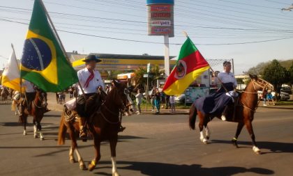 Desfile Farroupilha exalta a força, a fé e o sentimento pelo Rio Grande