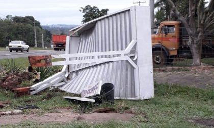 Caminhão derruba parada de ônibus e quase provoca tragédia no Bairro Fátima