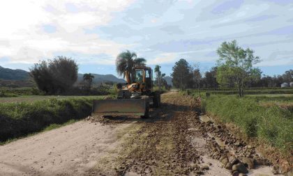 Equipe das Obras realiza melhorias em estradas do interior paraisense