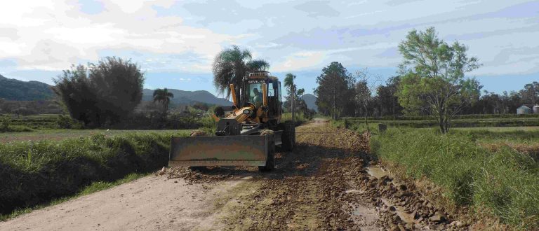 Equipe das Obras realiza melhorias em estradas do interior paraisense