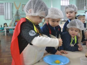 Educação Infantil: Marista Roque ensina experiências e descobertas pelos alimentos