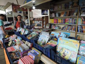 Os livros já tomam conta da Praça José Bonifácio