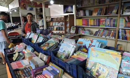 Os livros já tomam conta da Praça José Bonifácio