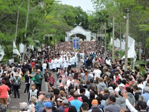 Fé e emoção na caminhada pela Mãe do Redentor