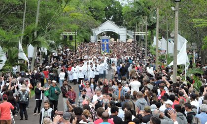 Fé e emoção na caminhada pela Mãe do Redentor