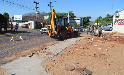 Cinco Esquinas: equipes trabalham na remoção de materiais e realocação do ponto de táxi