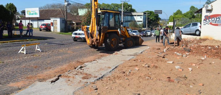 Cinco Esquinas: equipes trabalham na remoção de materiais e realocação do ponto de táxi