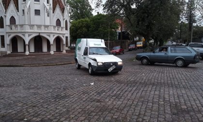 Acidente envolve Fiorino e caminhão em cruzamento no Centro