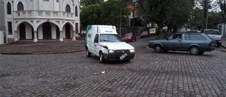 Acidente envolve Fiorino e caminhão em cruzamento no Centro