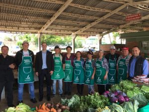 Feirantes da Feira Livre recebem aventais da Secretaria da Agricultura