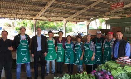 Feirantes da Feira Livre recebem aventais da Secretaria da Agricultura