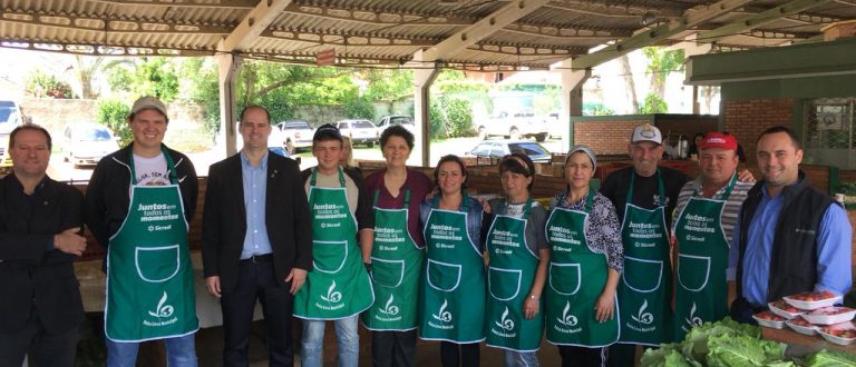 Feirantes da Feira Livre recebem aventais da Secretaria da Agricultura