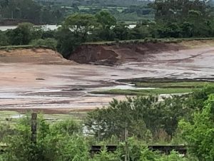 BARRAGEM DE AÇUDE ROMPE NO ALTO DO AMORIM