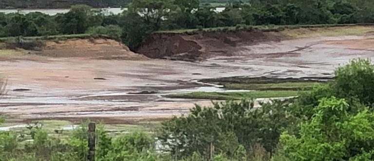 BARRAGEM DE AÇUDE ROMPE NO ALTO DO AMORIM