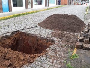 Buraco que começou pequeno termina em quadra fechada