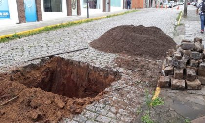 Buraco que começou pequeno termina em quadra fechada