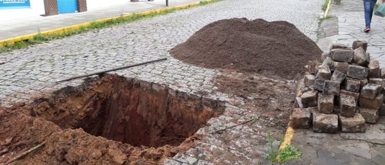 Buraco que começou pequeno termina em quadra fechada