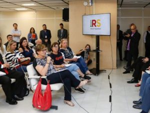 Governador Eduardo Leite explica pacote e Cpers reage à proposta