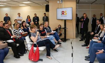 Governador Eduardo Leite explica pacote e Cpers reage à proposta