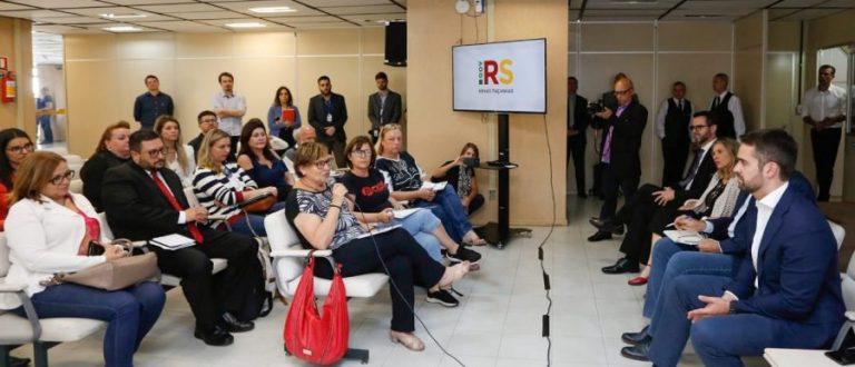 Governador Eduardo Leite explica pacote e Cpers reage à proposta