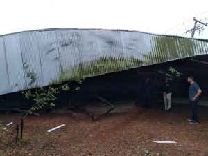 Pavilhão caiu e homem ficou trancado no Aldeia