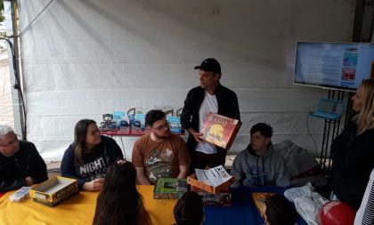 Feira do Livro: gerente da Fan 96.5 FM apresenta o mundo dos jogos de tabuleiro