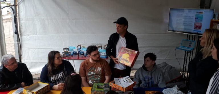 Feira do Livro: gerente da Fan 96.5 FM apresenta o mundo dos jogos de tabuleiro