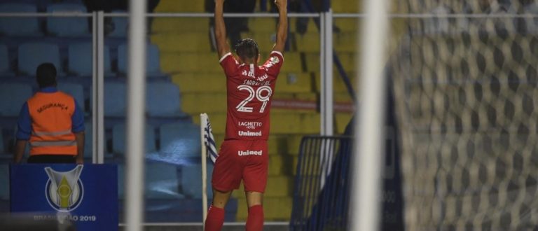 Com gols de Patrick e Sarrafiore, Inter supera o Avaí na Ressacada por 2 a 0