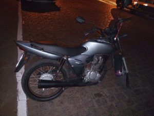 Motociclista foge da Brigada, mas é presa após queda da moto