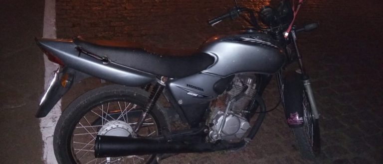 Motociclista foge da Brigada, mas é presa após queda da moto