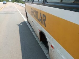 Ônibus escolar perde roda traseira perto da ponte do Castagnino