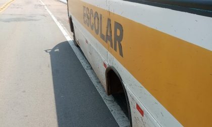 Ônibus escolar perde roda traseira perto da ponte do Castagnino