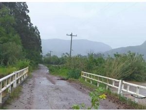 Chuvarada interrompe ponte em Paraíso do Sul