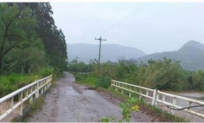 Chuvarada interrompe ponte em Paraíso do Sul