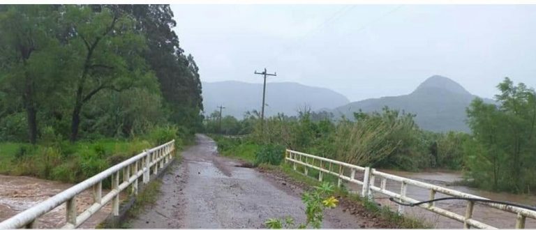 Chuvarada interrompe ponte em Paraíso do Sul