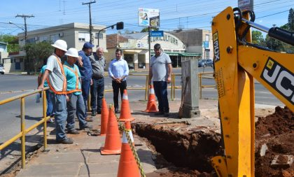 Rotatória na Cinco Esquinas vai mudar ponto de táxi para a Rua Júlio