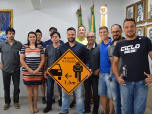 Cidade ganhará placas de trânsito indicando presença de ciclistas