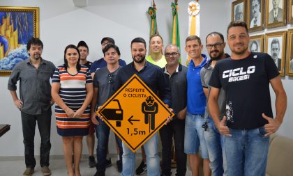 Cidade ganhará placas de trânsito indicando presença de ciclistas