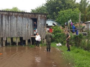 Rio Jacuí em baixa, mas aumenta o número de famílias fora de suas casas