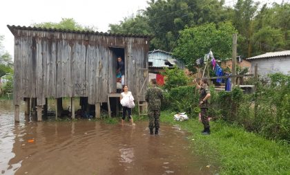 Rio Jacuí em baixa, mas aumenta o número de famílias fora de suas casas