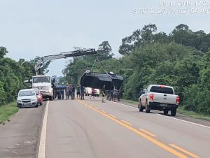 Acidente na BR-153 resulta em capotagem de veículo