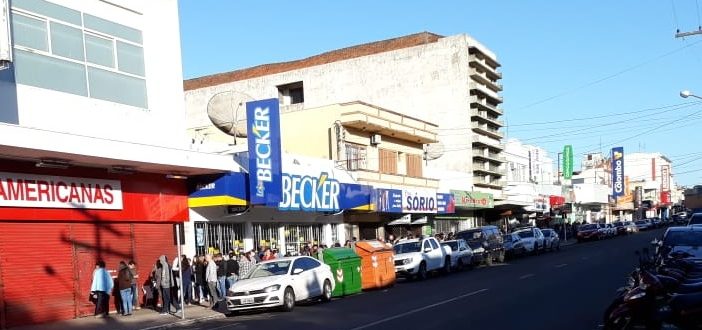 Black Friday lota calçada da Rua Júlio de Castilhos