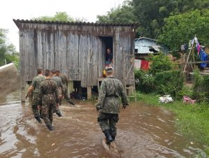 Cheia do Rio Jacuí avança e 37 famílias são retiradas de suas casas